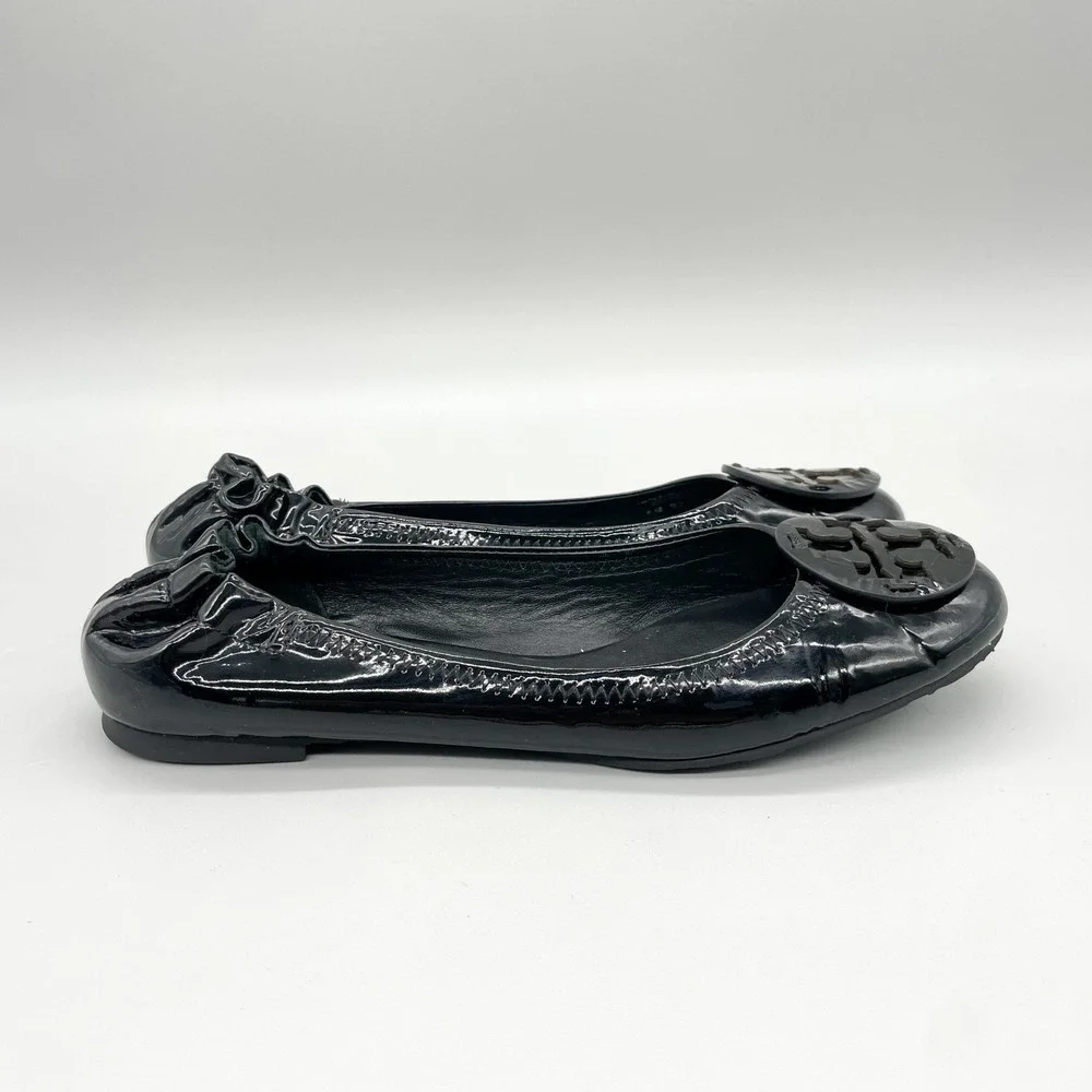 Tory Burch Reva Black Patent Leather Scrunch Ballet Flats Logo Medallion 8.5M